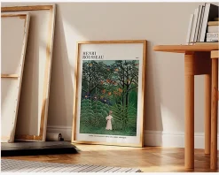 Plakat Femme Se Promenant Dans Une Foret Exotique